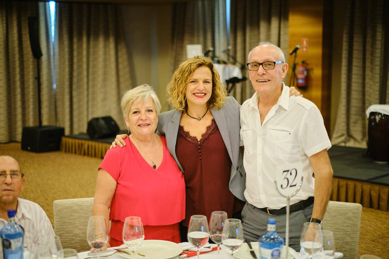 252 parejas han celebrado este año en Valencia sus bodas de oro. Las parejas asociadas a los Centros Municipales de Actividades para personas mayores pudieran festejar sus años de casados el miércoles en el Gran Salón Recatí del Hotel Sorolla Palace. Más de 500 personas asistieron al evento organizado por la Concejalía de Envejecimiento Activo.
