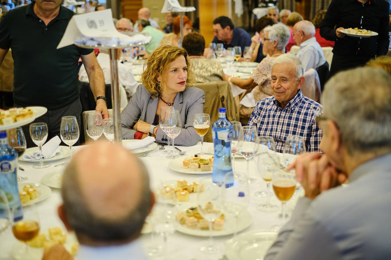 252 parejas han celebrado este año en Valencia sus bodas de oro. Las parejas asociadas a los Centros Municipales de Actividades para personas mayores pudieran festejar sus años de casados el miércoles en el Gran Salón Recatí del Hotel Sorolla Palace. Más de 500 personas asistieron al evento organizado por la Concejalía de Envejecimiento Activo.