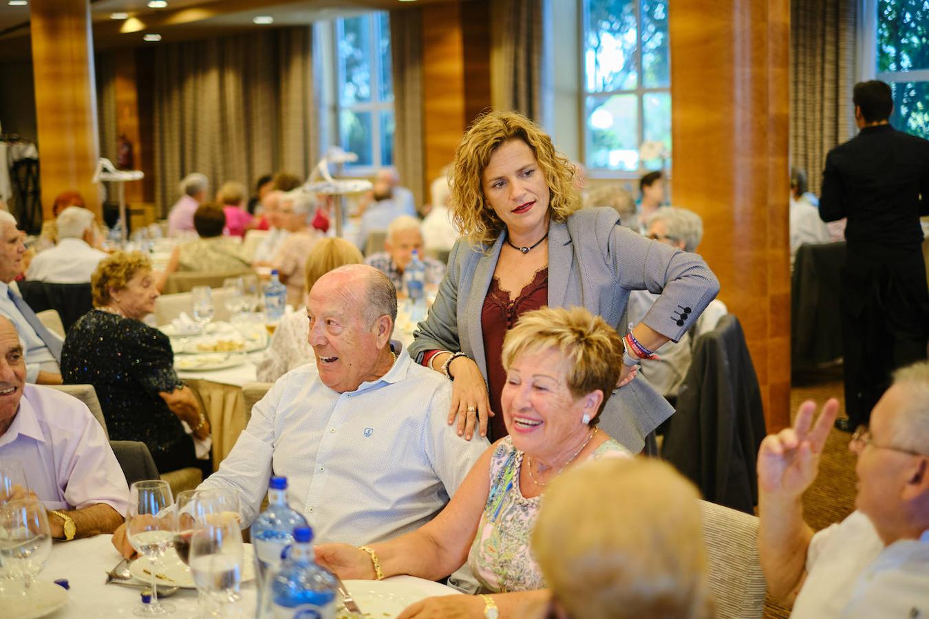 252 parejas han celebrado este año en Valencia sus bodas de oro. Las parejas asociadas a los Centros Municipales de Actividades para personas mayores pudieran festejar sus años de casados el miércoles en el Gran Salón Recatí del Hotel Sorolla Palace. Más de 500 personas asistieron al evento organizado por la Concejalía de Envejecimiento Activo.