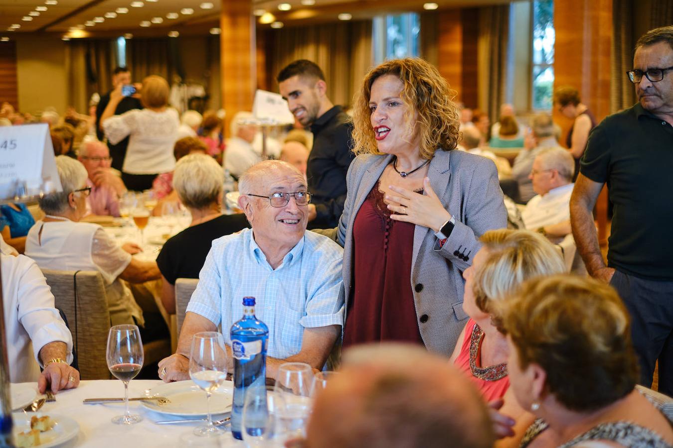 252 parejas han celebrado este año en Valencia sus bodas de oro. Las parejas asociadas a los Centros Municipales de Actividades para personas mayores pudieran festejar sus años de casados el miércoles en el Gran Salón Recatí del Hotel Sorolla Palace. Más de 500 personas asistieron al evento organizado por la Concejalía de Envejecimiento Activo.
