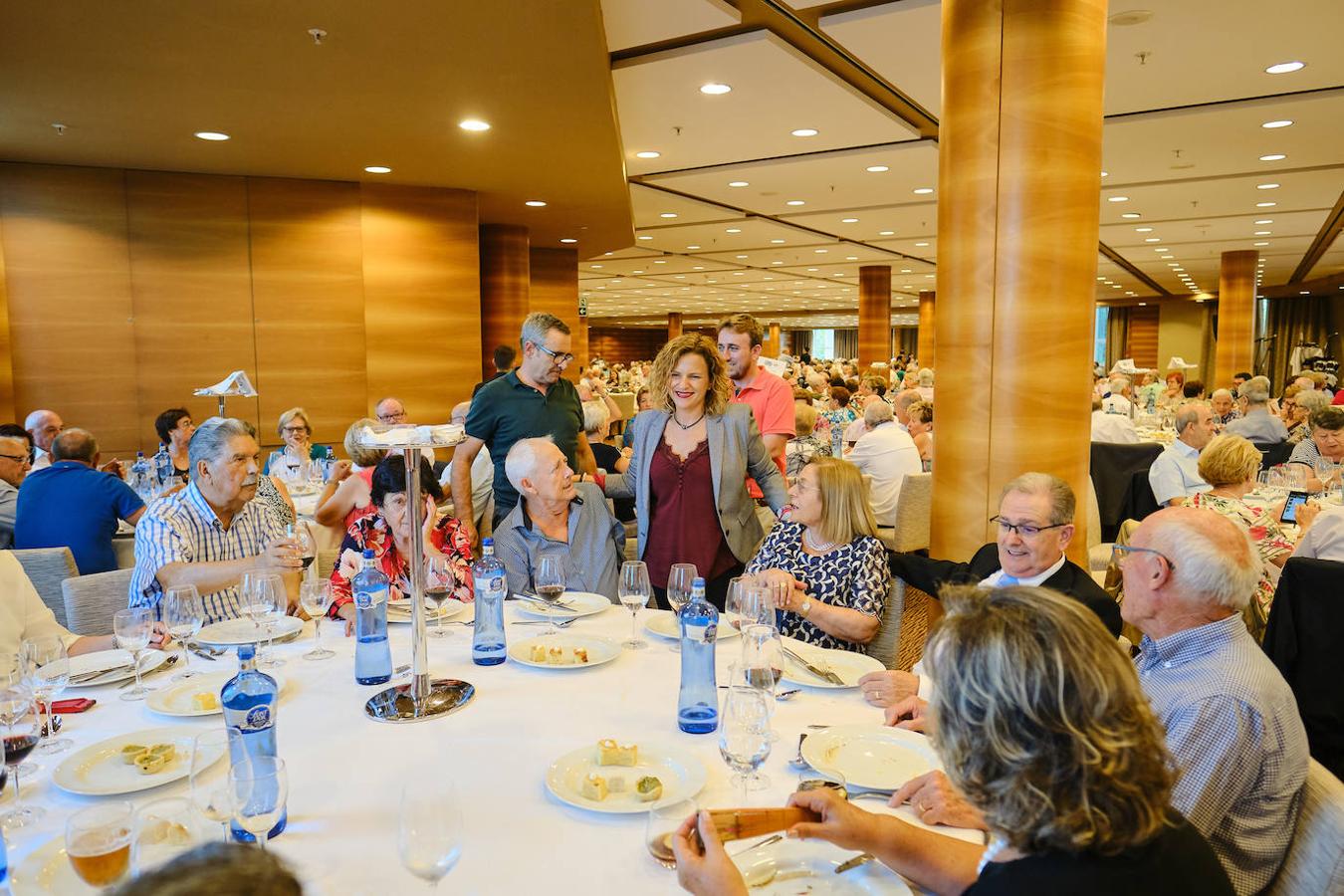 252 parejas han celebrado este año en Valencia sus bodas de oro. Las parejas asociadas a los Centros Municipales de Actividades para personas mayores pudieran festejar sus años de casados el miércoles en el Gran Salón Recatí del Hotel Sorolla Palace. Más de 500 personas asistieron al evento organizado por la Concejalía de Envejecimiento Activo.