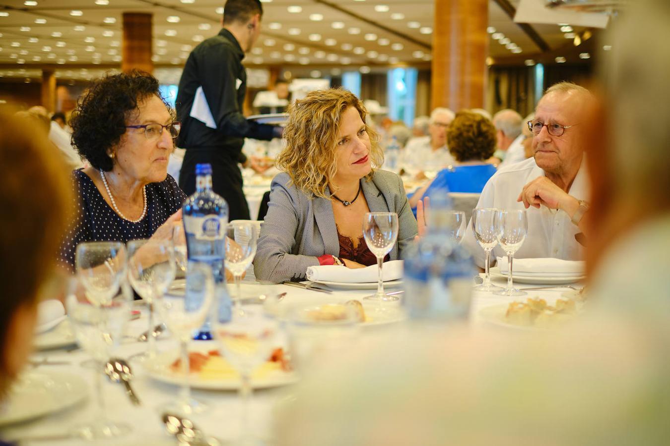 252 parejas han celebrado este año en Valencia sus bodas de oro. Las parejas asociadas a los Centros Municipales de Actividades para personas mayores pudieran festejar sus años de casados el miércoles en el Gran Salón Recatí del Hotel Sorolla Palace. Más de 500 personas asistieron al evento organizado por la Concejalía de Envejecimiento Activo.