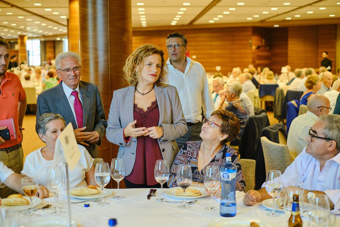 252 parejas han celebrado este año en Valencia sus bodas de oro. Las parejas asociadas a los Centros Municipales de Actividades para personas mayores pudieran festejar sus años de casados el miércoles en el Gran Salón Recatí del Hotel Sorolla Palace. Más de 500 personas asistieron al evento organizado por la Concejalía de Envejecimiento Activo.