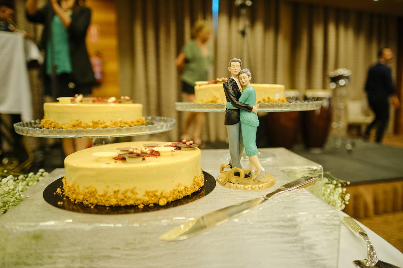 252 parejas han celebrado este año en Valencia sus bodas de oro. Las parejas asociadas a los Centros Municipales de Actividades para personas mayores pudieran festejar sus años de casados el miércoles en el Gran Salón Recatí del Hotel Sorolla Palace. Más de 500 personas asistieron al evento organizado por la Concejalía de Envejecimiento Activo.