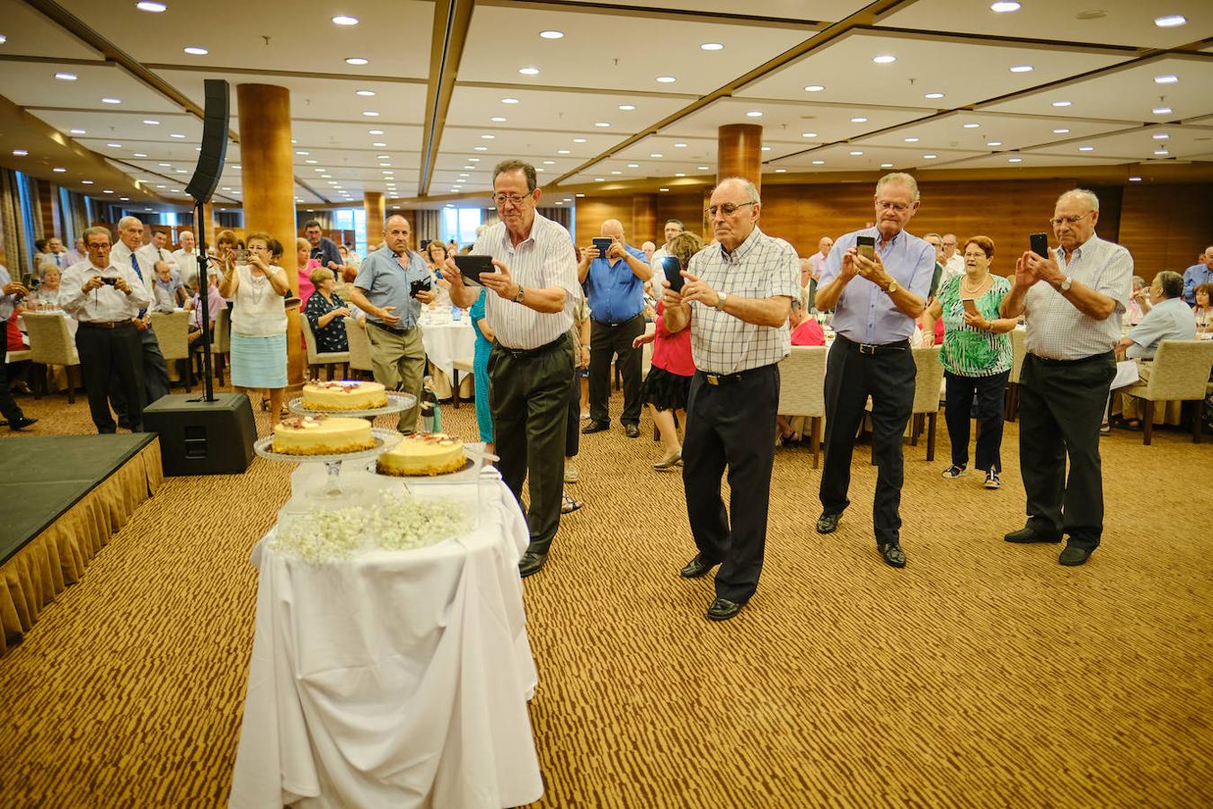 252 parejas han celebrado este año en Valencia sus bodas de oro. Las parejas asociadas a los Centros Municipales de Actividades para personas mayores pudieran festejar sus años de casados el miércoles en el Gran Salón Recatí del Hotel Sorolla Palace. Más de 500 personas asistieron al evento organizado por la Concejalía de Envejecimiento Activo.