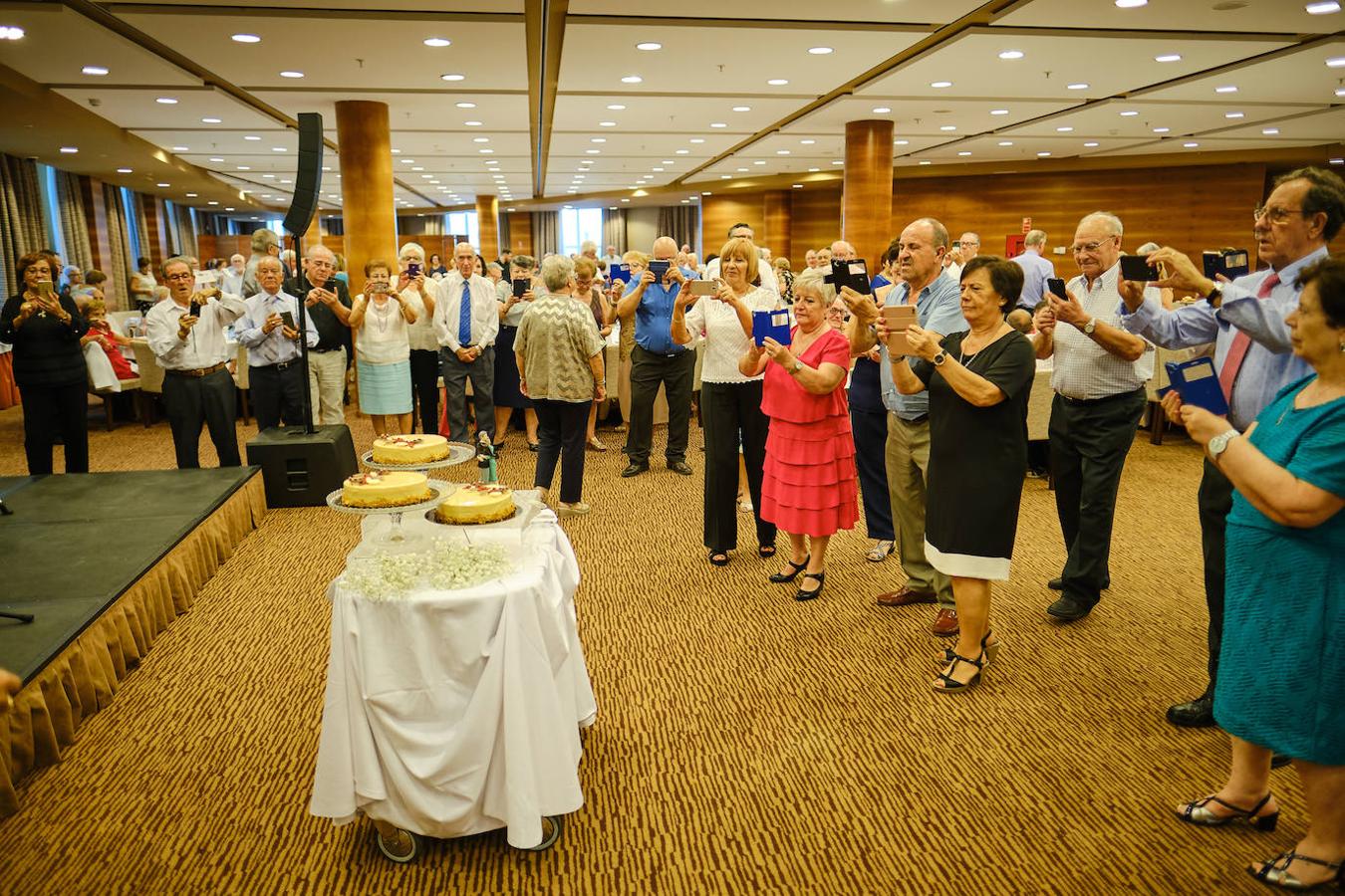 252 parejas han celebrado este año en Valencia sus bodas de oro. Las parejas asociadas a los Centros Municipales de Actividades para personas mayores pudieran festejar sus años de casados el miércoles en el Gran Salón Recatí del Hotel Sorolla Palace. Más de 500 personas asistieron al evento organizado por la Concejalía de Envejecimiento Activo.