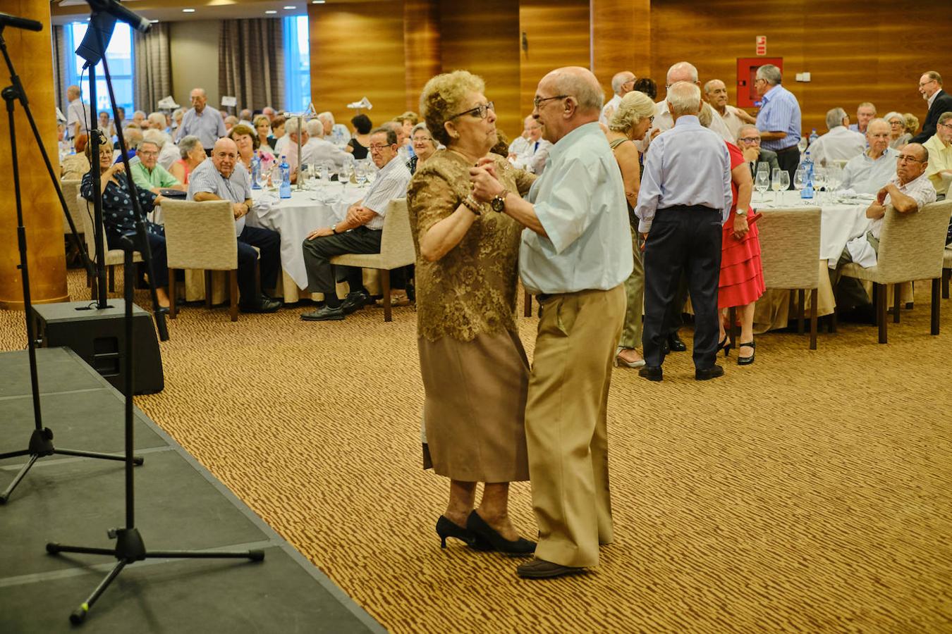 252 parejas han celebrado este año en Valencia sus bodas de oro. Las parejas asociadas a los Centros Municipales de Actividades para personas mayores pudieran festejar sus años de casados el miércoles en el Gran Salón Recatí del Hotel Sorolla Palace. Más de 500 personas asistieron al evento organizado por la Concejalía de Envejecimiento Activo.