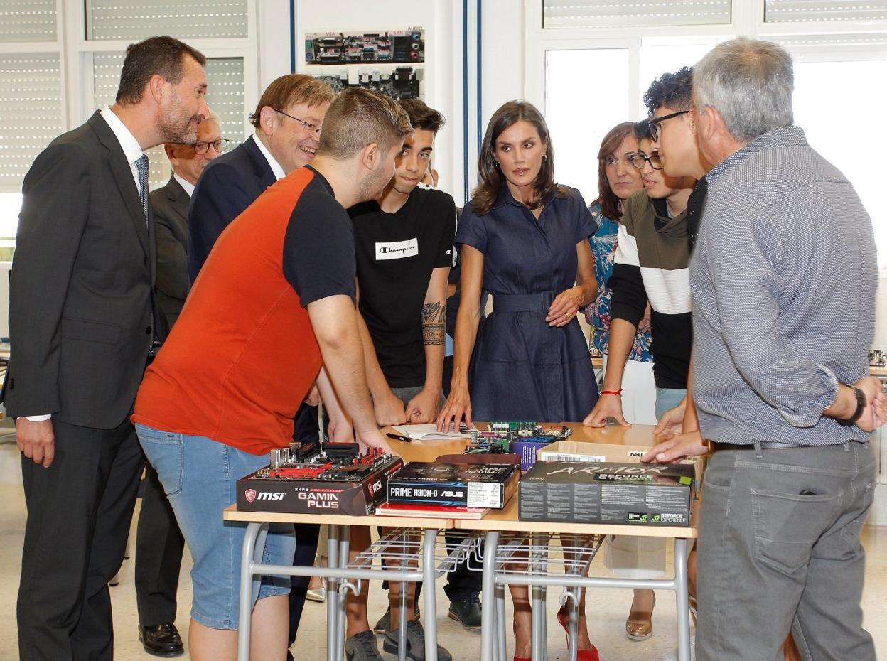 La Reina Letizia conversa con alumnos del IES Severo Ochoa durante la visita de ayer. 