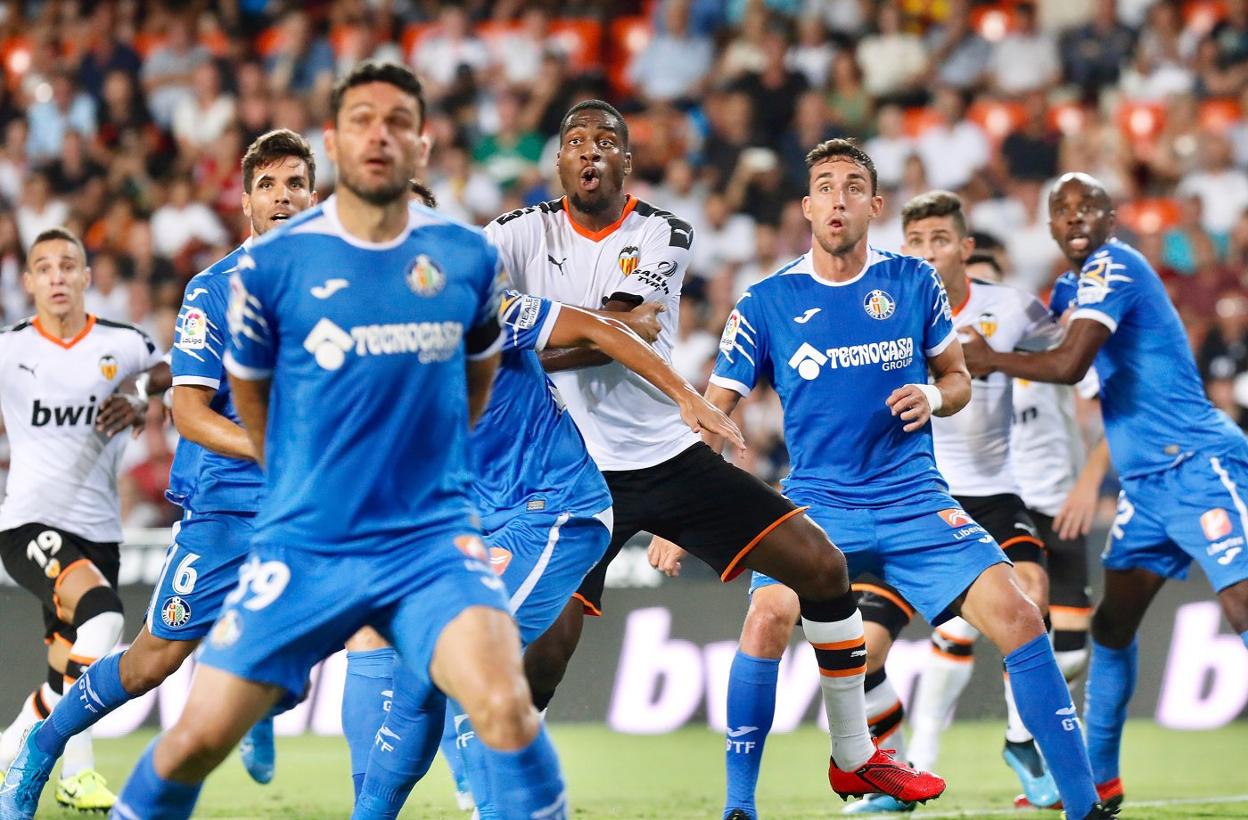 Kondogbia disputa la posición en un centro lateral. 