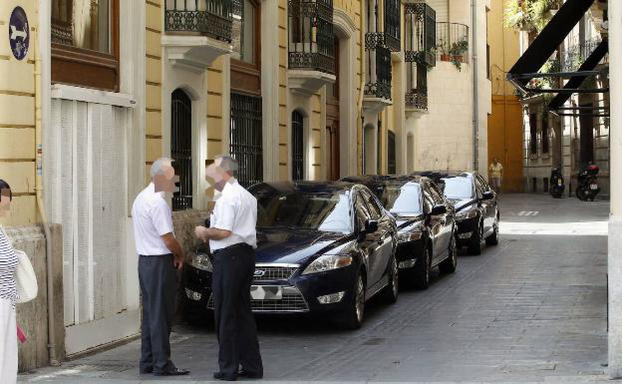 Coches oficiales, aparcados en el centro de Valencia