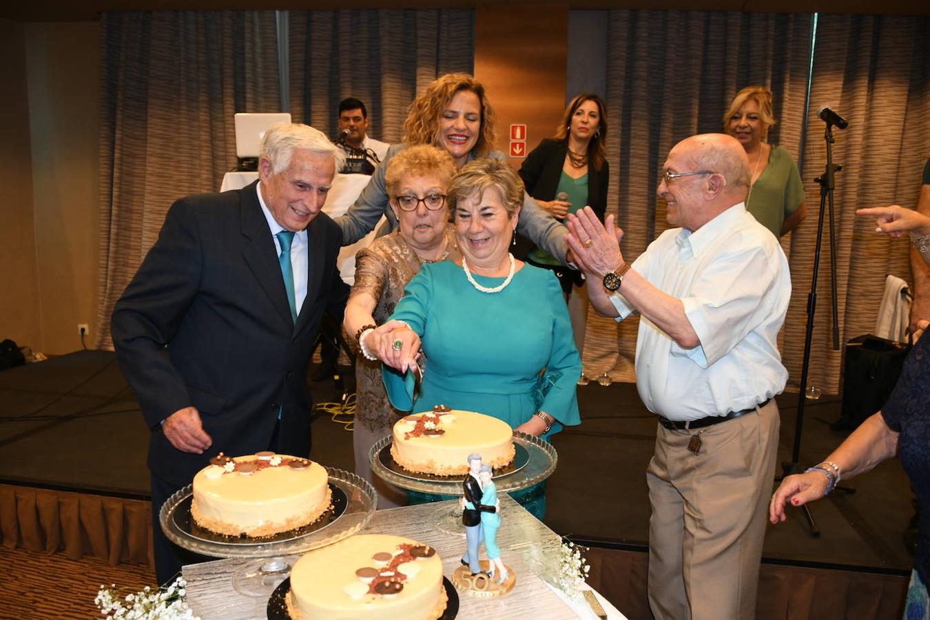 252 parejas han celebrado este año en Valencia sus bodas de oro. Las parejas asociadas a los Centros Municipales de Actividades para personas mayores pudieran festejar sus años de casados el miércoles en el Gran Salón Recatí del Hotel Sorolla Palace. Más de 500 personas asistieron al evento organizado por la Concejalía de Envejecimiento Activo.