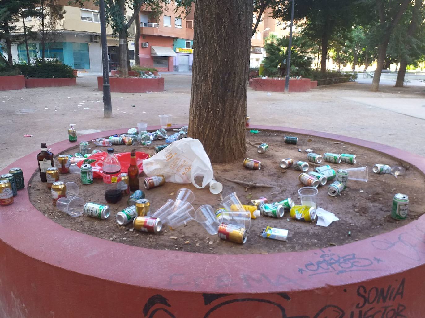 La limpieza del botellón en Valencia cuesta más de 6.000 euros de media diaria. 