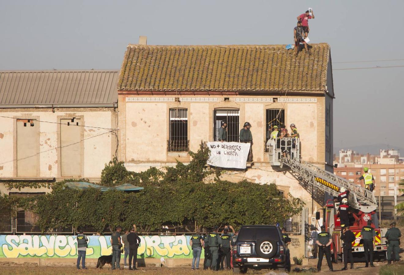 Fotos: La Guardia Civil desaloja a los acampados en la alquería del Forn de la Barraca