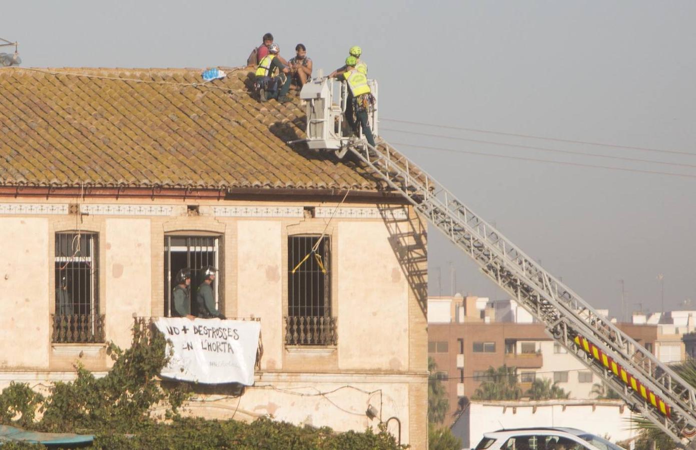 Fotos: La Guardia Civil desaloja a los acampados en la alquería del Forn de la Barraca