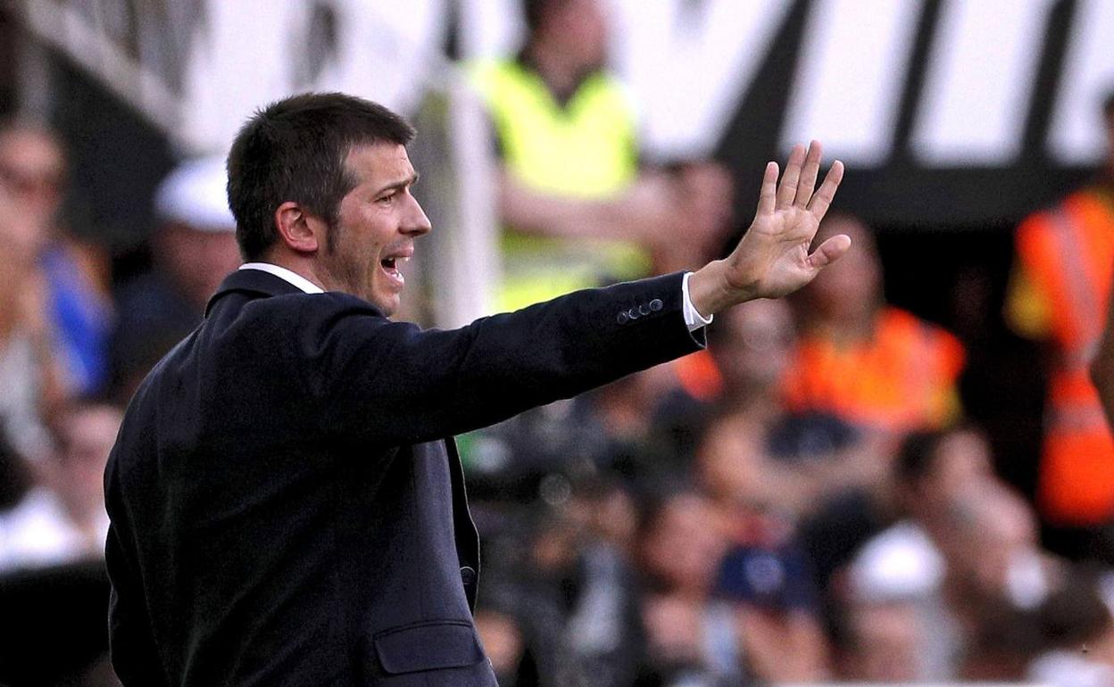 El entrenador del Valencia Albert Celades, durante el partido ante el Leganés. 