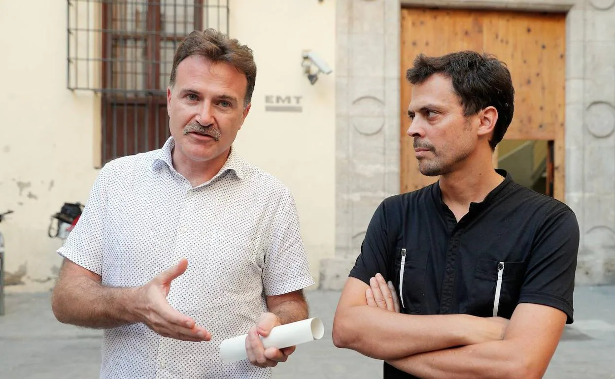 El concejal Giuseppe Grezzi y el director gerente de la EMT, Josep Enric García Alemany. 