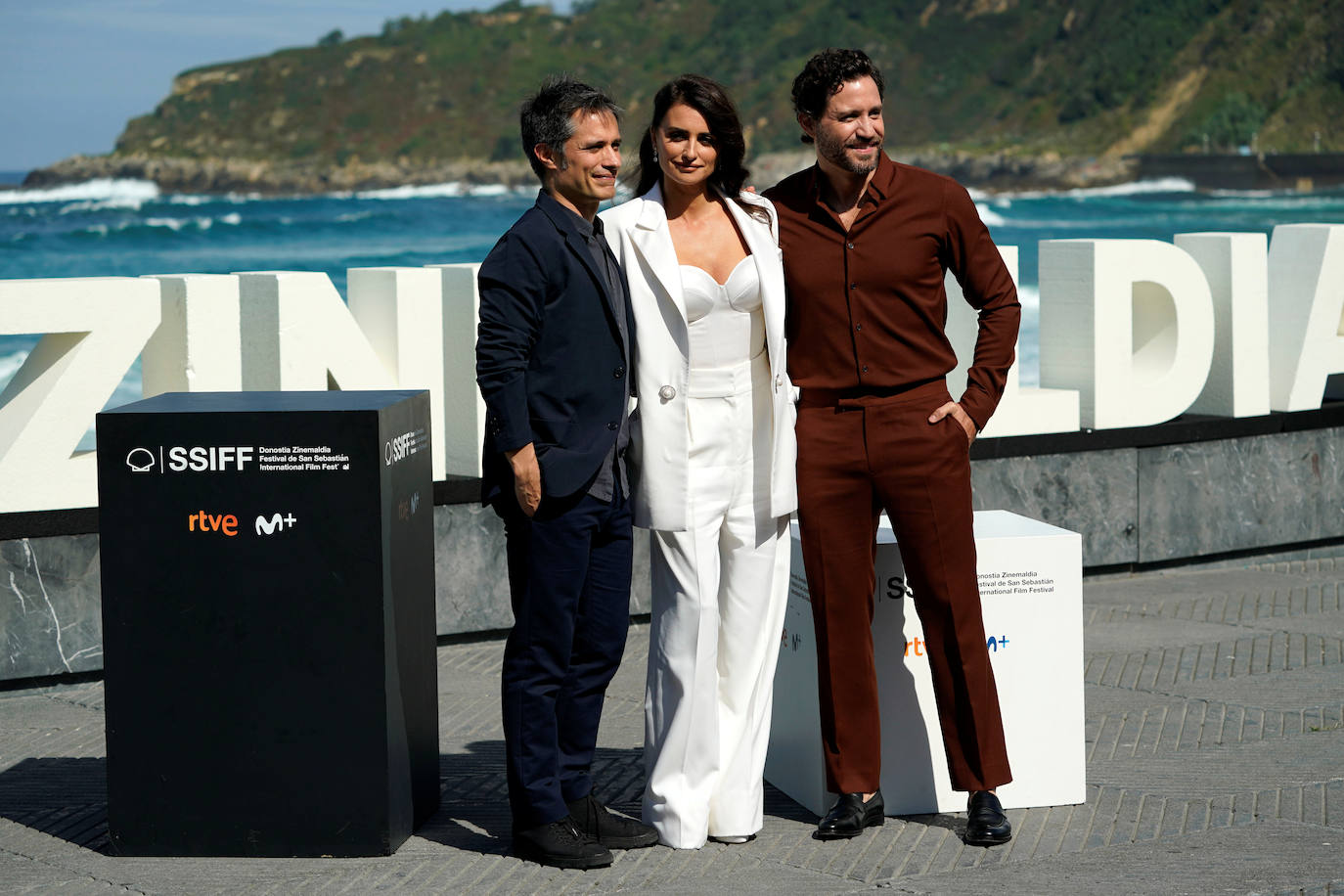 El Festival de cine de San Sebastián dedicó su jornada del viernes a homenajear a Penélope Cruz otorgándole su Premio Donostia por una carrera que la convirtió en la más internacional de las actrices españolas. El Festival de San Sebastián pone este sábado fin a su 67 edición con la entrega de la Concha de Oro, máximo galardón del certamen, así como del resto de premios con los que reconoce los mejores trabajos presentados en el festival donostiarra.