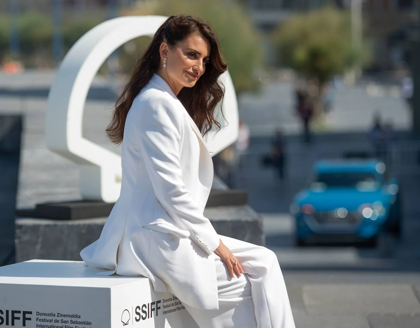 Minimalista y en blanco, así se ha presentado este viernes Penélope Cruz en el Festival de San Sebastián, donde recibirá el Premio Donostia. 