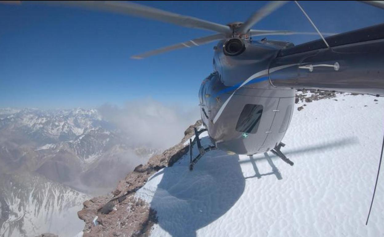 El helicóptero, en la cima del Aconcagua. 