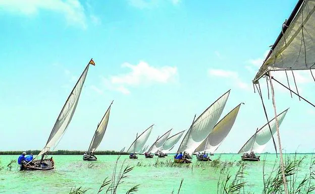 Las barcas despliegan las velas latinas en el lago. 