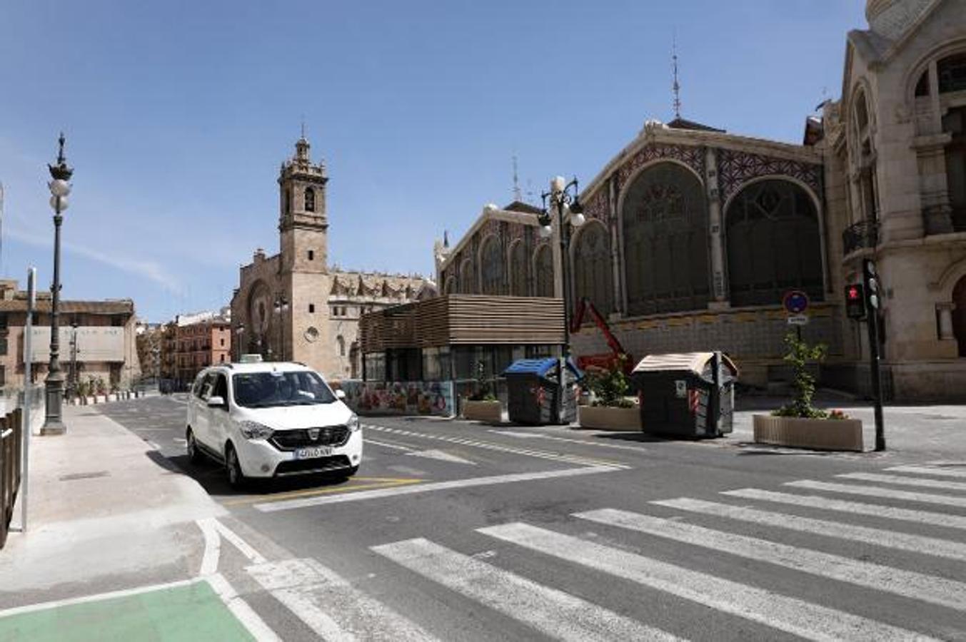 PLAZA DE BRUJAS | Los 8,3 millones en que se ha presupuesto la reforma del entorno de la Lonja, el Mercado Central y la iglesia de los Santos Juanes puede deparar más sorpresas aparte de la peatonalización, el diseño del mobiliario o las dos pérgolas enormes que habrá en la plaza Ciudad de Brujas. El estudio arqueológico puede toparse con restos de gran valor dados los antecedentes de hallazgos en solares del entorno. El proyecto señala que en el primer aspecto, la intervención en los viales, afectará a unos 35.710 metros cuadrados, con un volumen de tierra extraída de 18.926 metros cúbicos. «En esta zona se dará prioridad a las inmediaciones del convento de la Merced por si afloran restos del mismo, de la calle Ercilla por si pudieran documentarse restos de la puerta de la Alcaicería y en la acera de la fachada principal de la Lonja para documentar los vanos del semisótano del Consolat de Mar o las posibles marcas de cantería en los sillares que se saquen a la luz»