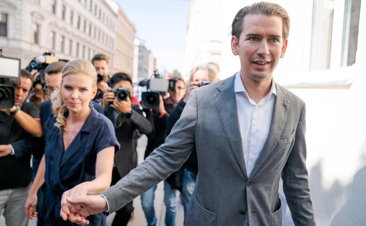 Sebastian Kurz y su novia llegan, este domingo, a un colegio electoral austriaco para emitir su voto.