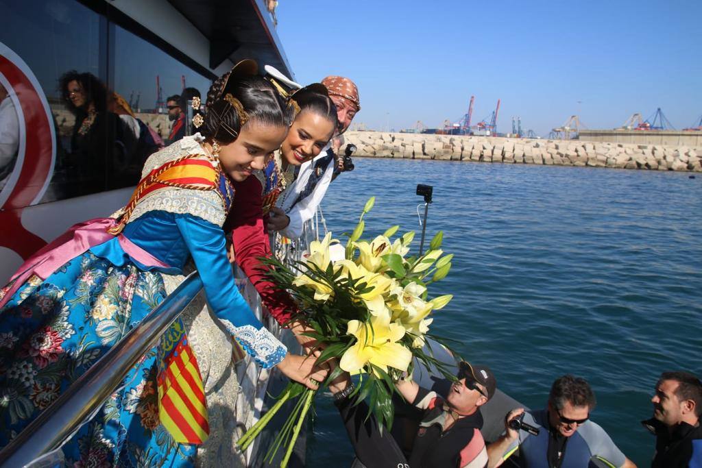 Un año más la Agrupación de Fallas del Marítimo celebró la ofrenda floral a la Virgen sumergida situada en el espigón de la parte exterior del Real Club Náutico de Valencia. La figura, esculpida en bronce, en 1977 por Ignacio Cuartero Fernández, estuvo más de 10 años emplazada bajo el mar frente al faro de Valencia, a 14 metros de profundidad. Sin embargo, en mayo de 2009, debido a las obras de reforzamiento del faro que se hicieron en el Puerto y después de haber restaurado la imagen, los miembros del Club de Buceo G.I.S.E.D VALENCIA, con la colaboración del Real Club Náutico, colocaron la imagen de la Virgen «en un lugar más accesible, frente al espigón situado junto a sus instalaciones, y donde está a 10 metros de profundidad». El Edificio del Reloj del Puerto de Valencia fue el punto de partida del acto el domingo 29 de septiembre, en la que los máximos representantes de las 46 Comisiones falleras que forman la Agrupación, no quisieron perderse este acto tan especial al que acudieron las falleras mayores de Valencia 2019, Marina Civera y Sara Larrazábal.