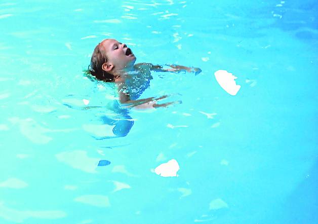 En la piscina . «Siempre me ha fascinado el agua, con un año ya flotaba y hoy sigo practicando deportes acuáticos».