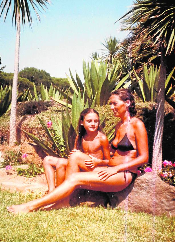 Verano en Marbella . Con su madre, Amor, durante un día de verano en la piscina de Marbella. 