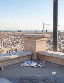 Imagen secundaria 2 - El mal estado del paseo marítimo.