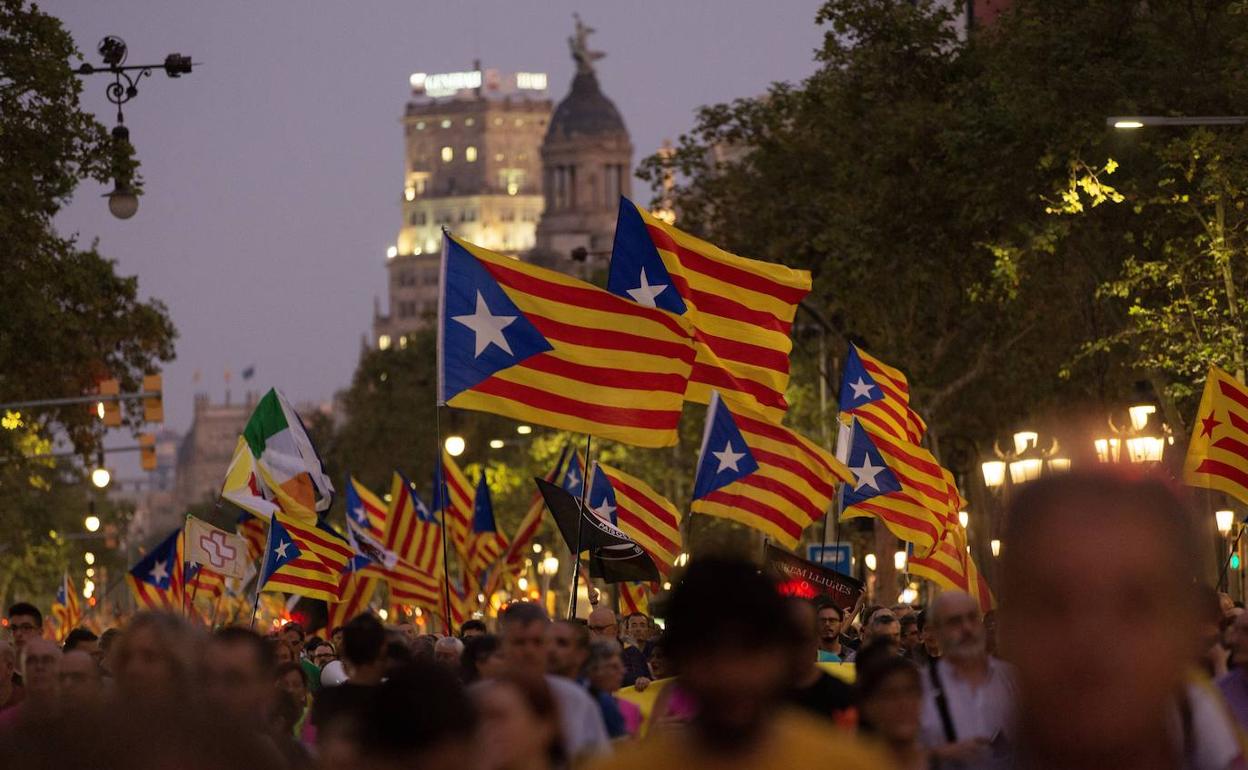 Participantes en la manifestación de la ANC portan esteladas, en Barcelona. 