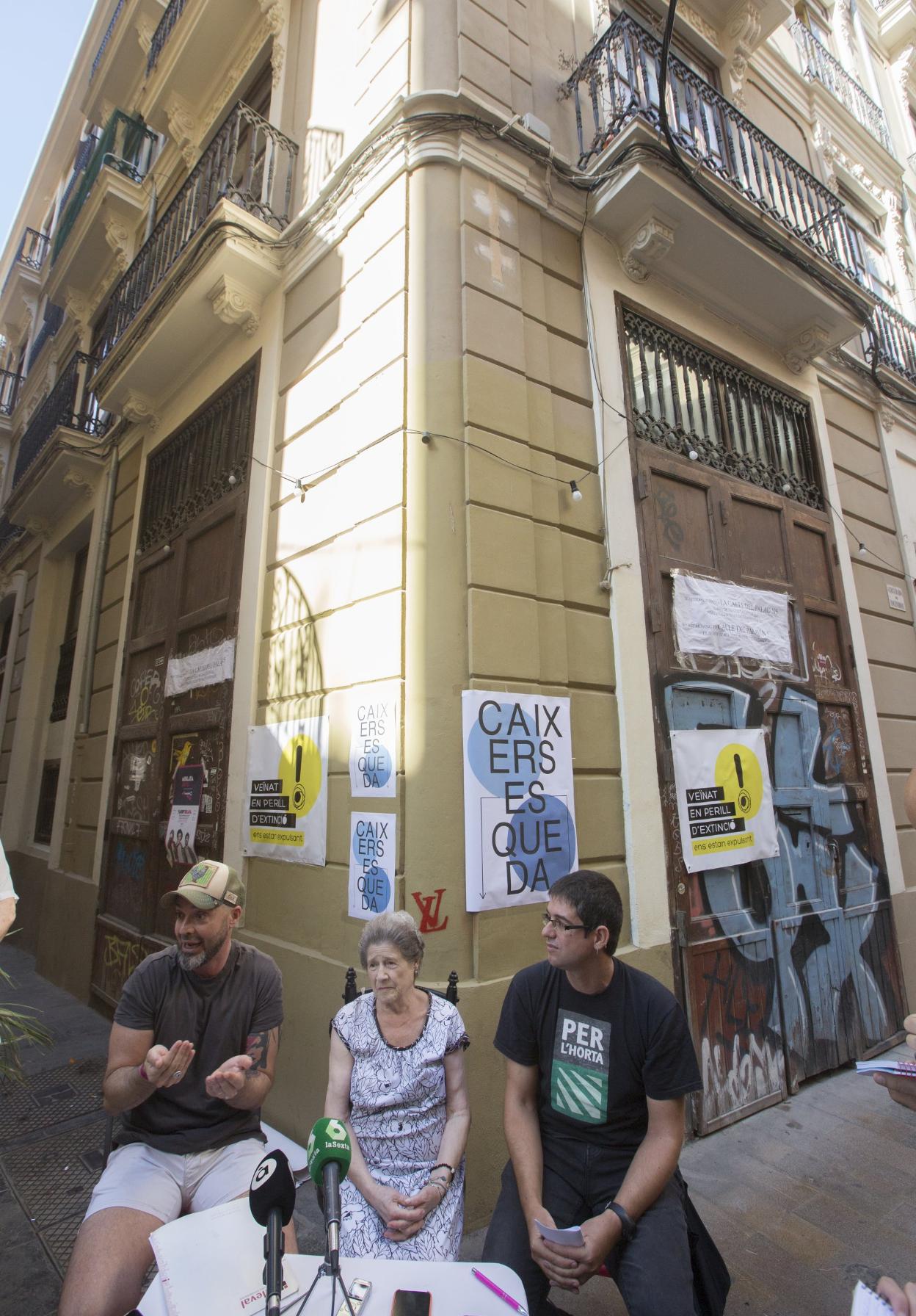 Jesús Arrue (i) y Teresa Ramón, vecinos afectados. 