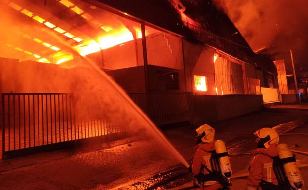 Arde un almacén de cebollas en la Pobla de Vallbona