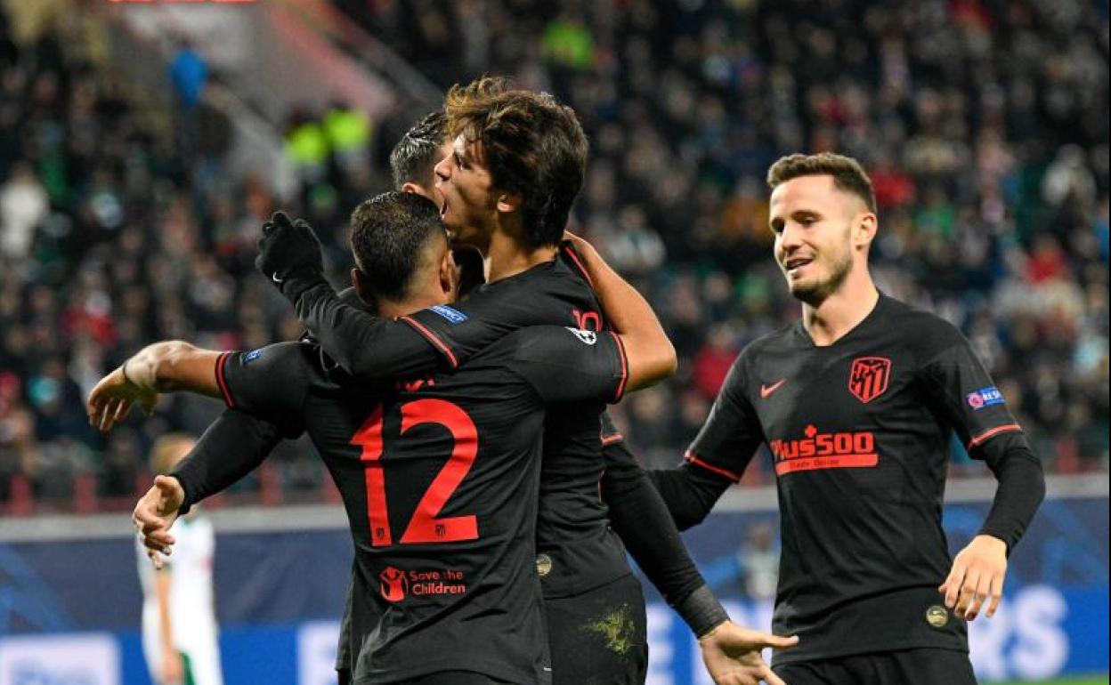 Joao Félix celebra junto a sus compañeros el 0-1 ante el Lokomotiv.