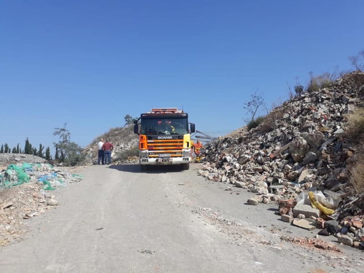 Uno de los camiones de bomberos en la planta. 