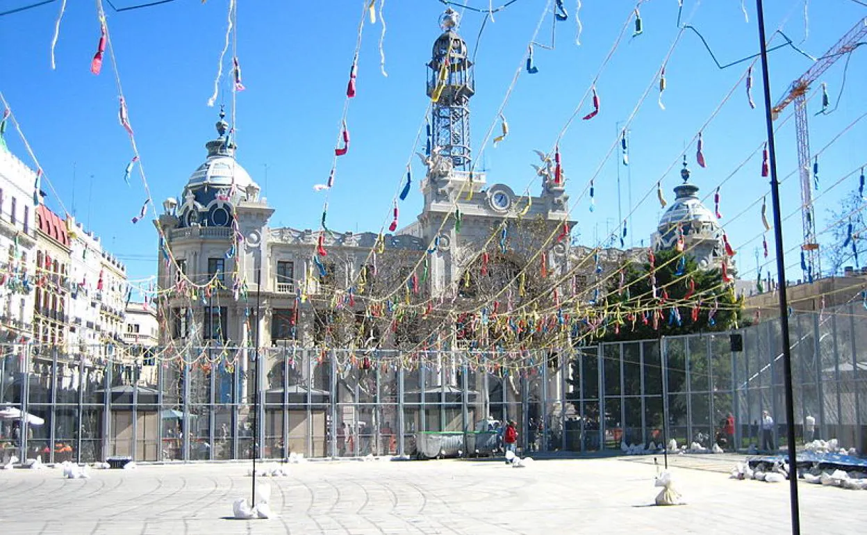 Mascletà en la plaza del Ayuntamiento de Valencia. 