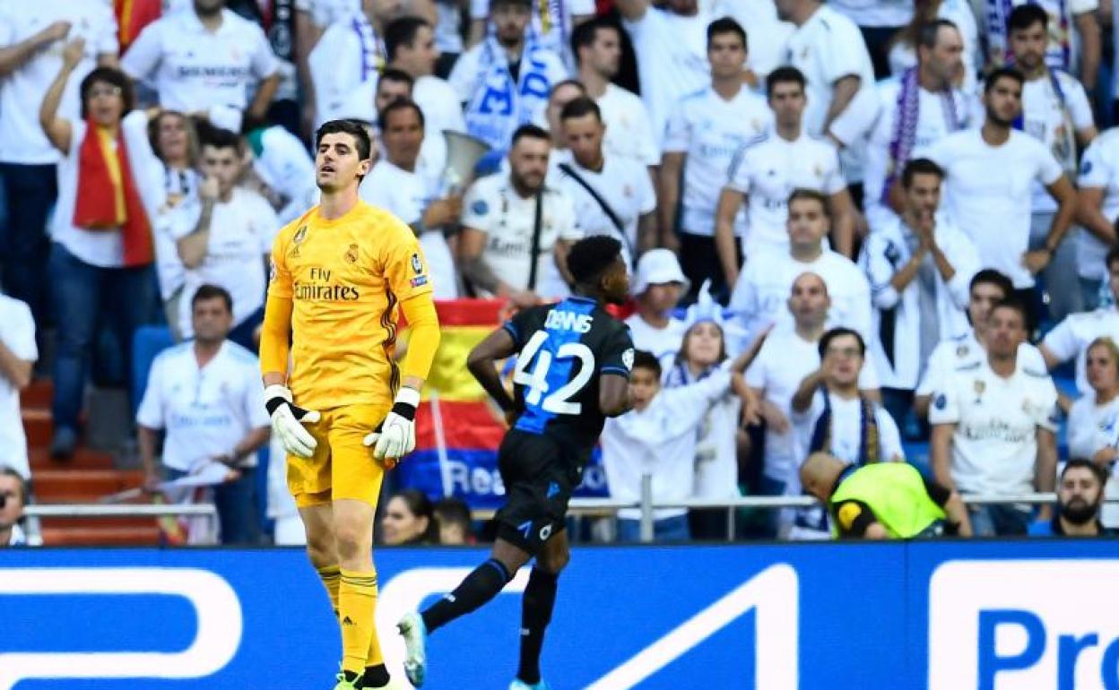 Courtois, abatido tras encajar el segundo tanto ante el Brujas. 