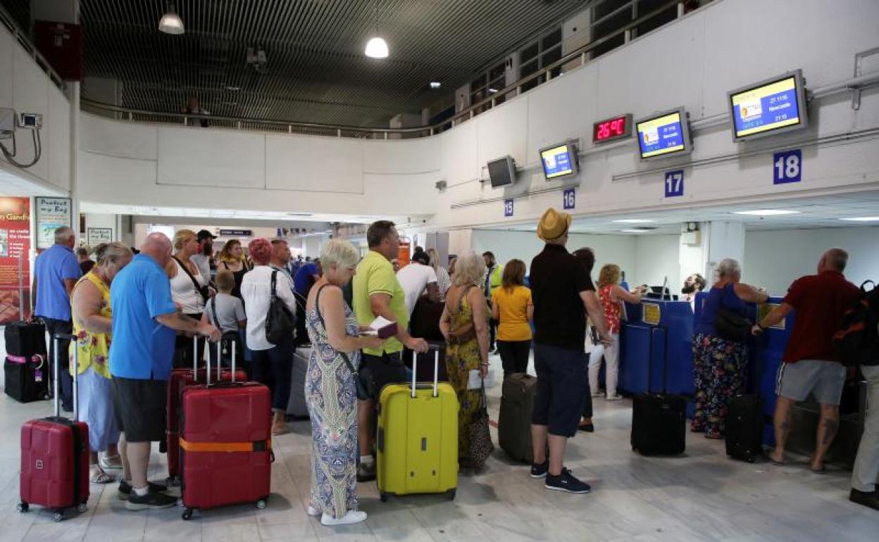 Pasajeros esperando en el aeropuerto.