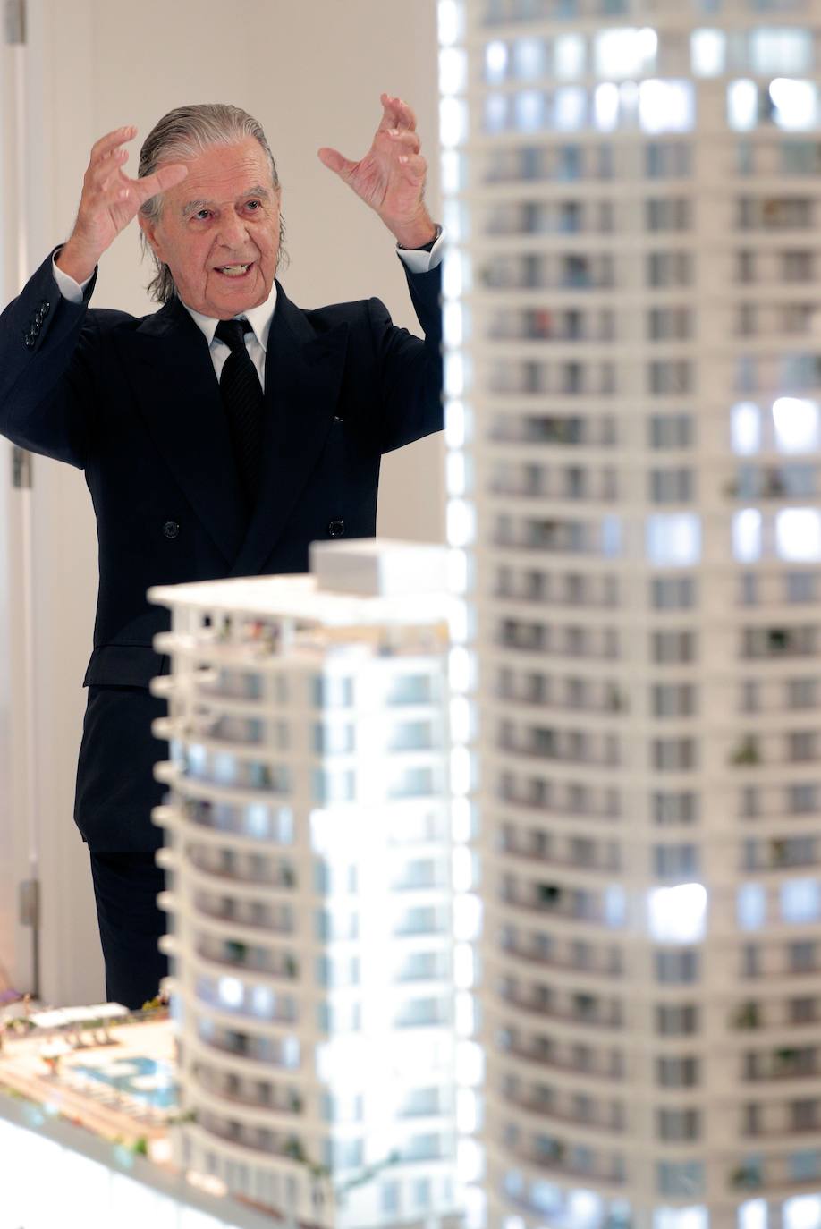 El arquitecto Ricardo Bofill presenta la torre Ikon, el edificio residencial más alto de Valencia