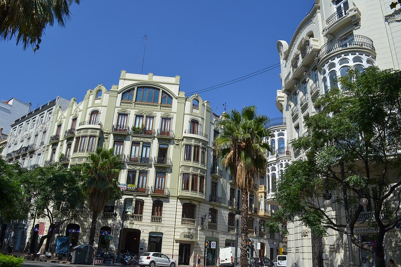 1. EIXAMPLE: 3.083 €/m2. Es el barrio más caro de Valencia.