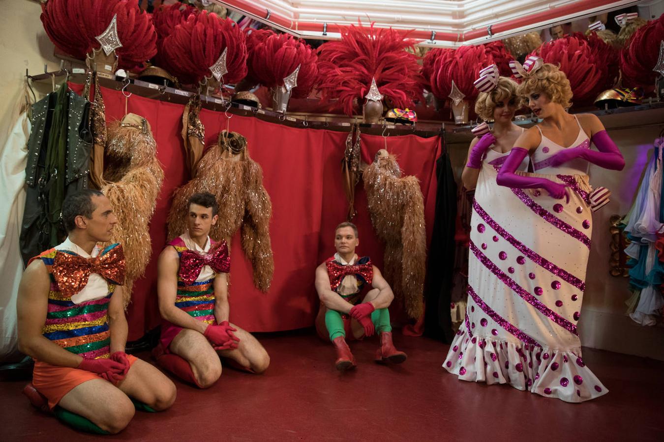 "En el momento en el que me apresuro al backstage, sé exactamente a dónde ir, qué hacer y dónde está mi próximo disfraz para la siguiente parte", dice Claudine Van Den Bergh, una de las directoras y bailarinas.