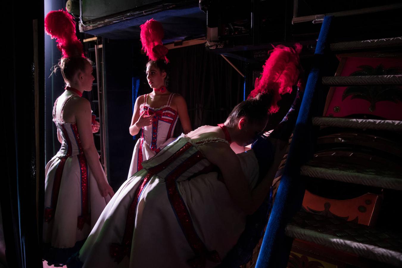 Para conmemorar el 125 aniversario del Moulin Rouge, en 2014, dos activistas del grupo feminista Femen se subieron al techo del teatro y gritaron que los cuerpos de las mujeres no deberían estar a la venta.