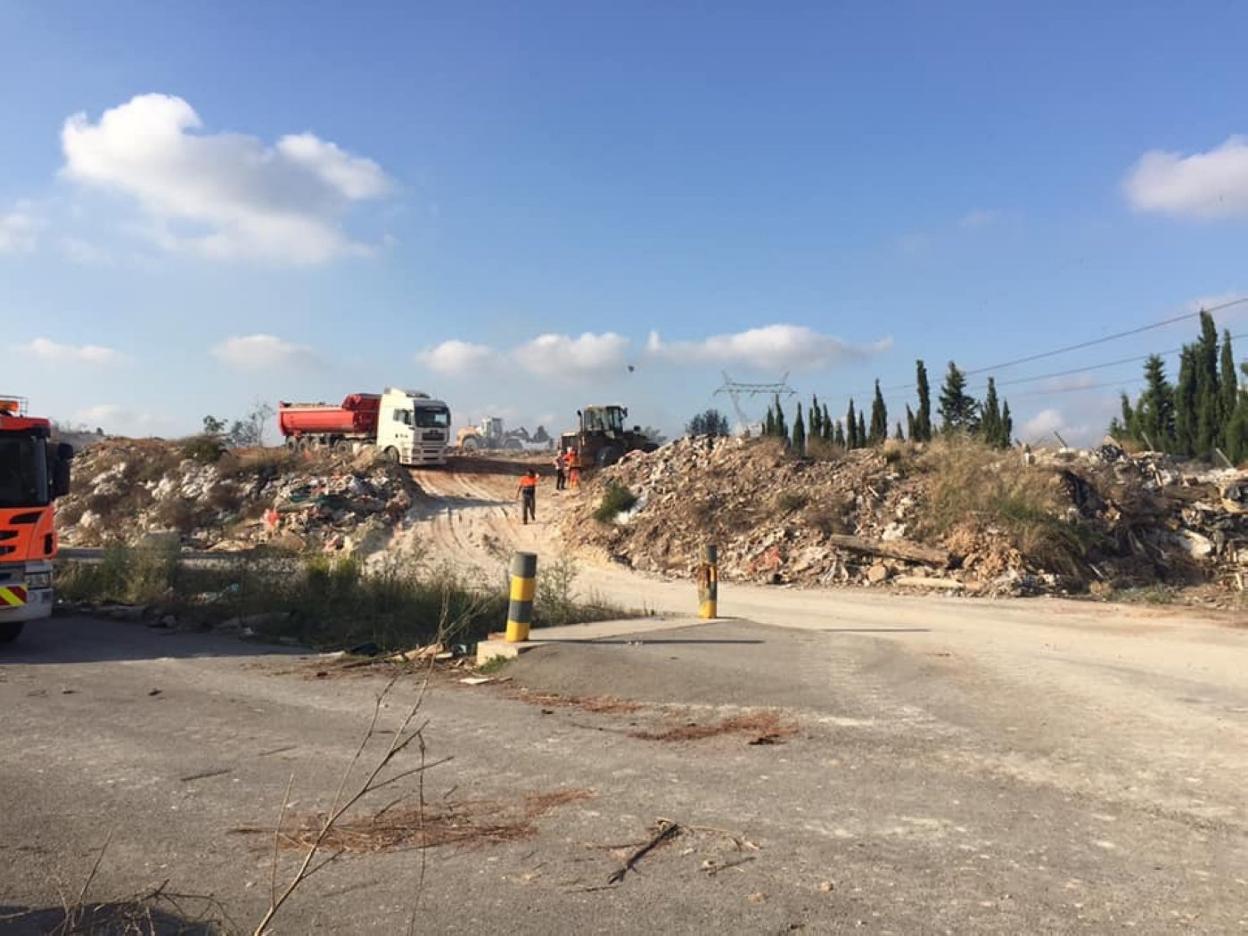 Los camiones y maquinaria trabajan en la extinción del incendio. 