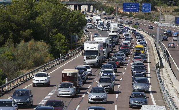 Atascos en el by-pass en dirección a Barcelona.