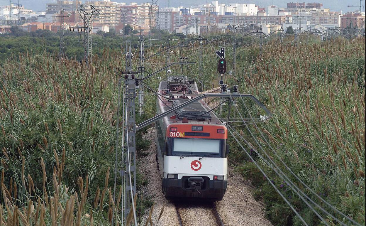 Uno de los tramos por los que circula el tren Cullera-Gandia, pendiente de duplicación.