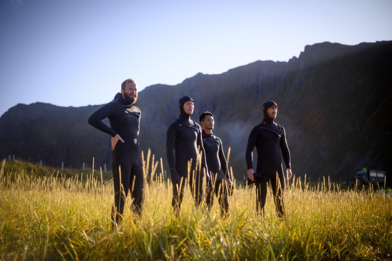 Un grupo de surfistas observa Unstad, en las Islas Lofoten,durante el Lofoten Masters 2019.