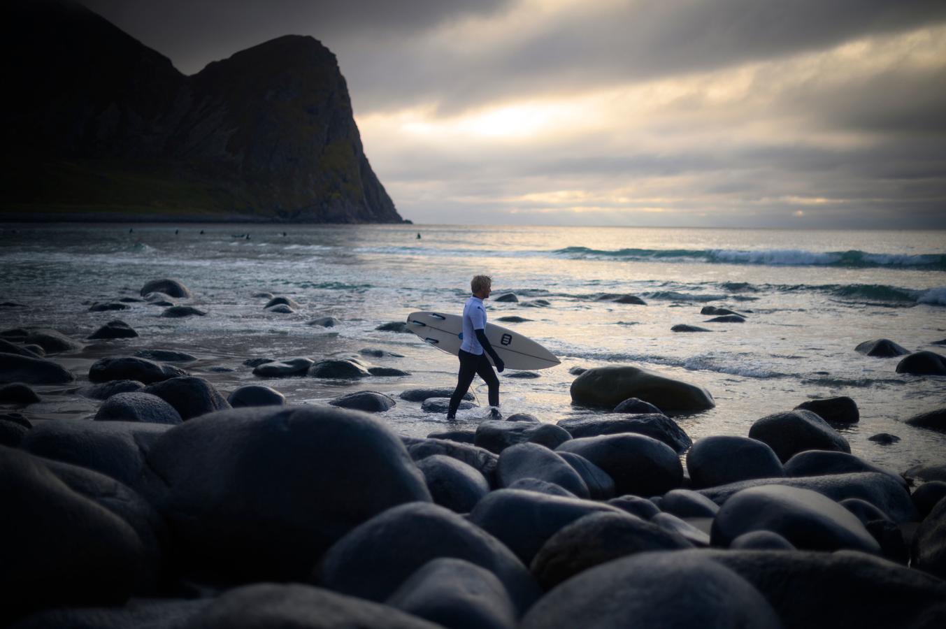 El surfista sueco Tim Latte, ganador de la final, espera para ir al agua antes de la final del Open men Contest Lofoten Masters 2019.