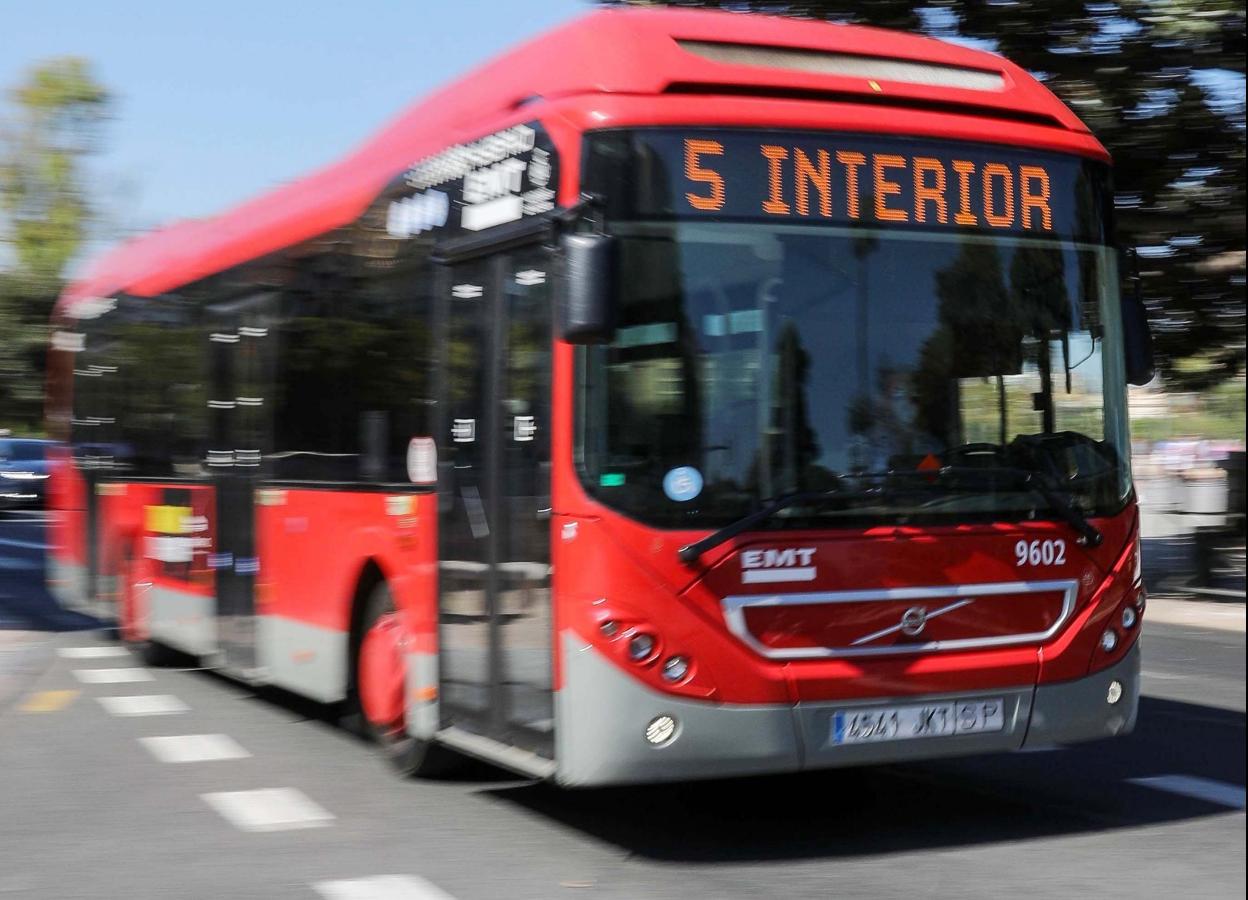 Un autobús de la EMT circula por Valencia. 