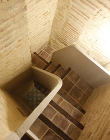 Imagen secundaria 2 - El interior de las bóvedas de la Capilla de la Comunión y la escalera de accseo.