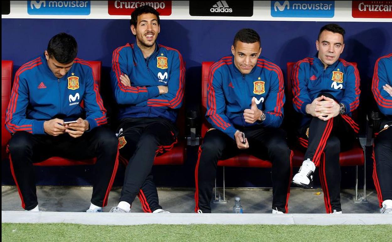 Los jugadores de la selección española en el banquillo durante un partido.